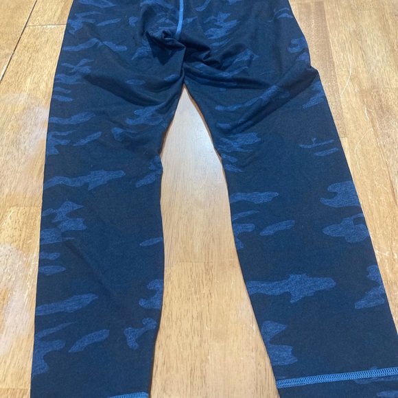 Beautiful lululemon leggings size 8 - Picture 2 of 3